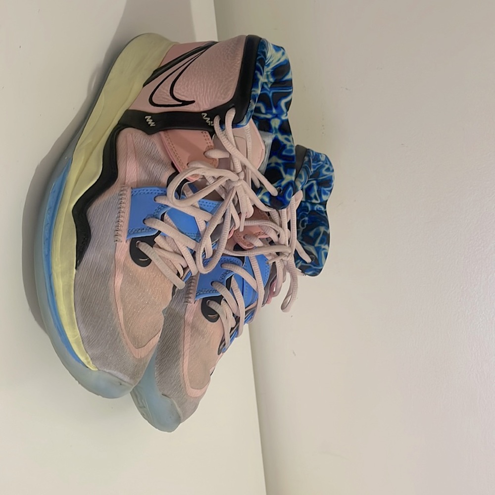 Basketball shoes